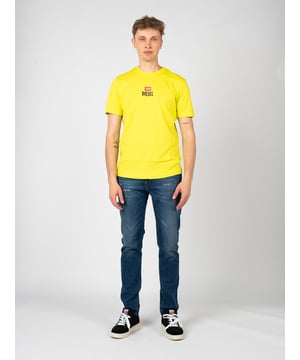 Con cierre de cremallera, estos pantalones no solo ofrecen comodidad, sino también una manera rápida de ponerlos, ideal para aquellos que valoran la practicidad en la vida cotidiana.

El corte ajustado resalta perfectamente la figura, añadiendo elegancia y estilo, lo que hace que estos pantalones sean la elección perfecta tanto para encuentros casuales como para ocasiones más formales.

Con un tiro medio y piernas estrechas, estos pantalones proporcionan un look moderno y comodidad al vestir, añadiendo al mismo tiempo un toque audaz gracias a su corte de moda.

Con desgastes en las piernas y los bolsillos, estos pantalones añaden un toque de estilo rockero, lo que los convierte en un elemento único en el armario para aquellos que les gusta experimentar con la moda.

Con tres bolsillos delanteros y dos traseros, ofrecen no solo estilo sino también funcionalidad, permitiendo guardar los objetos más importantes siempre a mano.

Hechos de tela de alta calidad, estos pantalones garantizan durabilidad y confort al vestir durante mucho tiempo, lo que los convierte en una inversión que definitivamente vale la pena.