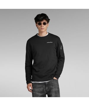 Round neck, ribbed. Long sleeves- seam across the elbow. Zip pocket at the upper sleeve. Straight hem. G-Star RAW graphic print at the chest. Lighter weight sweater, comfortable as a T-shirt. No closure. This organic cotton jersey offers a subtle structure. Jersey knit. Loose
