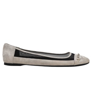 Empfohlener Verkaufspreis
Balenciaga definiert den klassischen Ballerina mit dieser Version aus grauem Wildleder mit Nieten neu. Die weiche, runde Spitze und die minimalistische Silhouette verleihen diesen Ballerinas mit markanten Metallnieten dem zeitlosen Look einen rebellischen Touch. Die Ledersohle sorgt für Komfort und Strapazierfähigkeit und vereint Eleganz und Charakter.

Balenciaga Ballerinas mit Nieten aus grauem Wildleder
Zustand: Sehr gut
Gebrauchsspuren: Leichte Gebrauchsspuren, wenig getragen, aber sehr gut erhalten. Leichte Gebrauchsspuren und Knicke an den Sohlen und Absätzen, leichte Abnutzungsspuren.
Verpackung: Staubbeutel
Farbe: Grau
Material: Wildleder
Größe: EU | 41
Maße: Innensohlenlänge: 260
Artikelnummer: NAPPUITSH503641W
