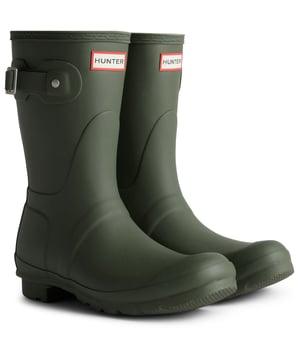 Perfekt für nasse Wetterbedingungen ist dieser Wellington-Stiefel eine kürzere Version des ikonischen Hunter Original Tall Boots. Aus natürlichem Gummi gefertigt, wird jeder Stiefel von Hand hergestellt und über drei Tage montiert, bevor er vulkanisiert wird, um einen überlegenen Schutz zu bieten.