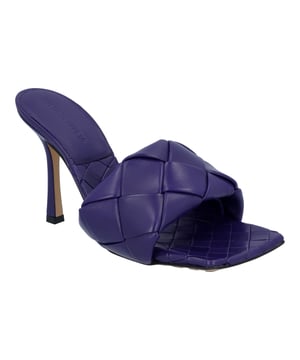 Padded Mule in purple Lambskin Quilted leather mules Rubber-injected leather outsole Bottega Veneta Bottega Veneta Women Lido Padded Mule in purple Lambskin Color: violet | purple Material: Animal skin | Lambskin Condition: new with tag Size: EU40 Sign of wear: No SKU: 187121 / 608854VBSS06085 / 608854VBSS06085_40  Dimensions:  Length: 90 mm. Country of Origin:Italy