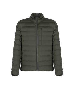 Dennie es una chaqueta corta para hombres, cómoda y práctica, con un encanto deportivo y un espíritu ecológico. Gracias a su diseño compacto, es perfecta para escapadas espontáneas fuera de la ciudad, y su ligereza y funcionalidad la hacen indispensable en los desafíos diarios. Diseñada para viajar, este modelo puede doblarse y guardarse en su bolsillo interno, lo que la hace no solo estilosa sino también extremadamente práctica para hombres activos. Hecha de poliéster ripstop impermeable y a prueba de viento reciclado, es ideal para el comienzo de la temporada, asegurando confort y protección contra el clima caprichoso.

La construcción de peso medio de la chaqueta Dennie la hace una opción excelente para días más fríos, sin sobrecargar al usuario con peso innecesario. El relleno de plumón sintético reciclado Ecologic Warm proporciona aislamiento térmico óptimo, permitiendo disfrutar del calor y el confort incluso durante los días más fríos. La capucha fija ofrece protección adicional contra el viento y la lluvia, y su forma ergonómica asegura comodidad en cualquier situación. La cremallera doble no solo facilita poner y quitar la chaqueta rápidamente, sino que también le añade un aspecto moderno y dinámico.

El corte regular de la chaqueta Dennie ofrece libertad de movimiento, lo que la hace una elección ideal para aquellos que valoran un estilo de vida activo. Tres bolsillos externos ofrecen mucho espacio para objetos esenciales como teléfono, llaves o cartera, asegurando también un fácil acceso a ellos. Dos bolsillos internos son el lugar perfecto para guardar objetos de valor que requieren mayor protección. Gracias a su versatilidad y soluciones prácticas, la chaqueta Dennie se convierte en un elemento esencial del armario de cualquier hombre que valore el estilo, el confort y la responsabilidad ecológica.