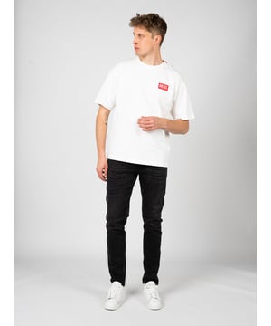 La camiseta con cuello redondo es un clásico que se ajusta perfectamente a cualquier armario, añadiendo un encanto casual y proporcionando comodidad durante todo el día.

Su corte simple hace que la camiseta sea universal, combinando perfectamente tanto con jeans como con pantalones elegantes, lo que la convierte en una excelente elección para cualquier ocasión.

En el frente, un parche con el nombre de la marca subraya sutilmente su originalidad y añade un toque de moda, permitiendo al mismo tiempo expresar su estilo de manera discreta.

Hecha de tela de alta calidad, la camiseta no solo garantiza durabilidad, sino también suavidad y transpirabilidad, lo que la hace una elección ideal para cualquier estación del año.