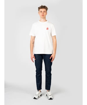 Camiseta de corte simple, que se adapta perfectamente a cualquier figura, proporcionando comodidad y libertad de movimiento, convirtiéndose en un elemento esencial del vestuario diario. Gracias al uso de material elástico, la camiseta envuelve delicadamente el cuerpo, destacando sus atributos, mientras que no restringe los movimientos, lo que la hace la elección ideal para días activos.

Con un escote redondo que añade un encanto clásico y hace que la camiseta sea universal, combinando perfectamente tanto con jeans como con pantalones elegantes. Este escote expone sutilmente el cuello, añadiendo elegancia a cualquier atuendo, y su acabado cuidadoso asegura durabilidad y conservación de la forma incluso después de muchos lavados.

Con un estampado en el frente que atrae la mirada y permite expresar tu estilo único, agregando carácter a cada atuendo y convirtiendo la camiseta en una verdadera obra de arte. Este estampado ha sido realizado utilizando las últimas tecnologías, lo que garantiza colores intensos y durabilidad, permitiéndote disfrutar de la apariencia original de la camiseta por mucho tiempo.

Fabricada con tela de alta calidad, que no solo es extremadamente suave y agradable al tacto, sino también duradera y resistente a múltiples lavados, garantizando un uso prolongado sin pérdida de forma y color. Esta tela también es transpirable, lo que hace que la camiseta sea perfecta para días cálidos, proporcionando una sensación de frescura y comodidad durante todo el día.