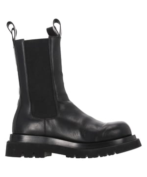 VINTAGE, RRP AS NEW
Crafted from vegetable-tanned black leather, the Bottega Veneta Lug Chelsea Boots embody sleek utilitarian luxury. Designed with a calfskin lining for comfort and a chunky 5.5 cm micro rubber flatform sole, these boots merge timeless Chelsea styling with contemporary volume. The clean silhouette and precise construction reflect Bottega Veneta’s commitment to understated sophistication—grounded in craftsmanship, yet built to stand out.


Bottega Veneta Lug Chelsea Boots in Black Leather
Condition: Very good
Signs of wear: Include Box., Minor markings, Lightly used but very well maintained. Minor mark at soles & creasing, light scuffing at the soles and heels.
Packaging: Box, Dust bag
Color: black
Material: Leather | leather
Size: EU | 43
Measurements: Heel height: 50; Insole length: 275
SKU: MRPPUDESH501163M