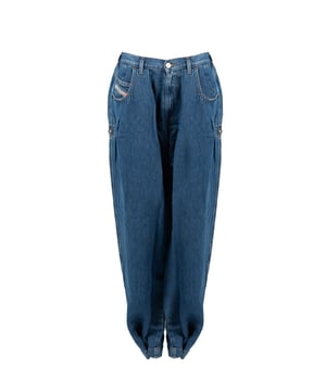 Boyfriend-Jeans sind eine ausgezeichnete Wahl für diejenigen, die Komfort und Stil vereinen möchten. Ihr lockerer Schnitt bietet alltäglichen Komfort, während die mittlere Leibhöhe die Figur ideal hervorhebt, ohne die Bewegungsfreiheit einzuschränken.

Mit einem Reißverschluss und einem logoverzierten Knopf ausgestattet, kombinieren diese Jeans Funktionalität mit einem subtilen modischen Akzent. Drei Taschen vorne und zwei hinten bieten praktische Lösungen für die Aufbewahrung kleiner Gegenstände und verleihen ihnen gleichzeitig einen einzigartigen Charakter.

Seitlich mit Nieten verziert, bringen diese Hosen einen Hauch von Glanz in alltägliche Outfits, und die Raffungen an den Taschen verleihen ihnen einen leicht frechen Charme. Druckknöpfe an den Beinenden sind eine praktische Lösung, die es erlaubt, den Saum der Hose anzupassen, passend zu verschiedenen Styles und Anlässen.

Aus hochwertigem Stoff mit einem Zusatz von Leinen gefertigt, sind diese Jeans nicht nur langlebig, sondern auch atmungsaktiv und bequem, was sie zu einer idealen Wahl für jede Jahreszeit macht.