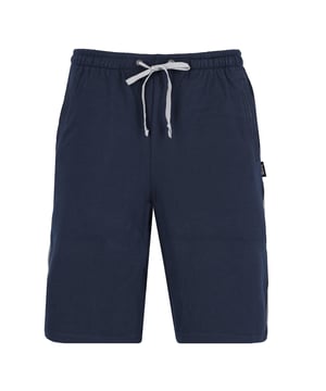 Bequeme Sweatshorts von der Marke hajo. Angenehm weicher Material-Mix mit Baumwolle und Mikrofaser - bügelfrei, atmungsaktiv und hautsympathisch. Mit seitlichen Einschubtaschen und Bund mit Kordelzug.