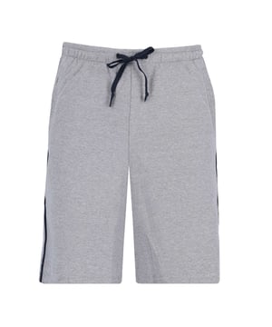 Bequeme Sweatshorts von der Marke hajo. Angenehm weicher Material-Mix mit Baumwolle und Mikrofaser - bügelfrei, atmungsaktiv und hautsympathisch. Mit seitlichen Einschubtaschen und Bund mit Kordelzug.
