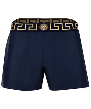 Stylische Badeboxer von der Marke VERSACE. Mit integriertem Mesh-Slip und elastischem Logo-Bund mit Greca-Muster. Bequeme, schnell trocknende Webware.