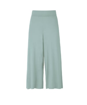 Wide leg culottes made in soft viscose fabric with relaxed fit leg shaping and concealed stretch waistband. These are mid length culottes, however would be a perfect longer length culotte on petites