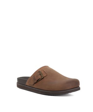 A statement of unmatched comfort, endless style and timeless quality our Baldwin clogs are easy-to-wear and comfortable all year round. Designed with a comfortable footbed this wear-with-everything style features buckle detailing.