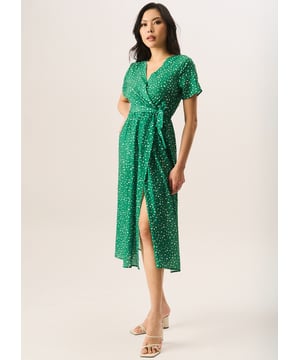 Laat je van je wilde kant zien met onze groene Animal Print Wrap Midi Dress. Dit opvallende stuk combineert comfort met een gedurfde stijl, met een flatterend wikkelontwerp dat je rondingen accentueert. Deze veelzijdige midi-jurk is perfect voor overgangen van dag naar nacht en geeft moeiteloos zelfvertrouwen aan elke gelegenheid. Draag hem met hakken of sportschoenen voor een look die zowel casual als opvallend is.