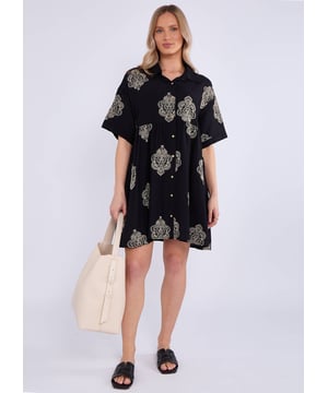 Update je garderobe met deze chique Embroidery Smock Oversized Mini Shirt Dress. Deze jurk, gemaakt met delicaat borduurwerk, zal je stijl een boost geven en zorgt voor een comfortabele oversized pasvorm. Deze jurk is perfect voor elke gelegenheid en een must-have voor modebewuste individuen.