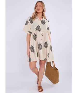 Blijf stijlvol en comfortabel met onze Embroidery Smock Oversized Mini Overhemdjurk. Deze veelzijdige jurk heeft elegant borduurwerk en een relaxte pasvorm, waardoor hij perfect is voor elke gelegenheid. Upgrade je garderobe met dit must-have stuk.