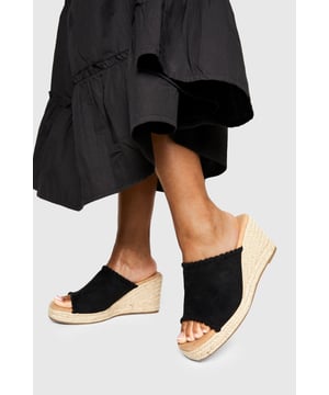 Stylish suede-effect espadrille mules with a comfortable mid heel height of 5-6.5cm
        Featuring a classic woven jute wedge sole for that authentic espadrille look
        Decorative frayed edge detailing along the upper for added texture and interest
        Open-toe design perfect for showcasing your favourite pedicure
        Slip-on style for effortless wear with a cushioned footbed for all-day comfort
    
    These versatile Wildleder Espadrilles from Boohoo blend casual charm with sophisticated style, making them the perfect companion for your summer wardrobe. The mid-height wedge offers just the right amount of elevation without sacrificing comfort, ideal for those long summer days that turn into evenings out. Style them with a flowing maxi dress for garden parties, or pair with cropped trousers and a linen blouse for family gatherings. The neutral-toned woven base complements any outfit, while the suede-effect upper adds a touch of luxury to your casual ensembles. These mules work beautifully with both daytime looks and more dressed-up occasions - simply switch your denims for a floaty skirt to transition seamlessly from day to night. A true summer essential that combines practicality with Boohoo's signature on-trend appeal.