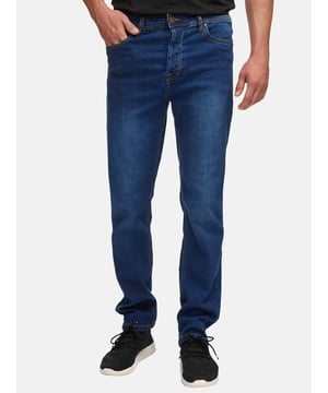 Die Jeans von Tazzio verbindet klassischen Look mit modernen Streetstyle-Elementen. Der Regular Fit mit geradem Bein bietet eine normale Passform und hohen Tragekomfort. Dank elastischem Materialmix ist optimale Bewegungsfreiheit garantiert. Dezente Waschungen sorgen für einen lässigen, modischen Auftritt. Mit Five-Pocket-Design, Gürtelschlaufen und Knopfverschluss (verdeckter Button-Fly) ist diese Jeans der perfekte Begleiter für Alltag, Freizeit und stylische Urban-Looks.

Design & Extras
- Verschluss: Knopfverschluss (verdeckter Button Fly)
- Hosentaschen: Eingrifftaschen, Coinpocket, Gesäßtaschen
- Stretchanteil für eine optimale Passform
- Gürtelschlaufen

Passform
- Passform: Normal
- Schnitt: Gerade
- Länge: Lang
- Leibhöhe: Normal

Material & Pflege
- Material Oberstoff: 97% Baumwolle, 3% Elasthan
- Materialkonstruktion: Denim/Jeans
- Dehnbarkeit: Mittlerer Stretch
- Pflegehinweise: Maschinenwäsche