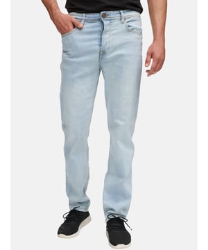 Die Jeans von Tazzio verbindet klassischen Look mit modernen Streetstyle-Elementen. Der Regular Fit mit geradem Bein bietet eine normale Passform und hohen Tragekomfort. Dank elastischem Materialmix ist optimale Bewegungsfreiheit garantiert. Dezente Waschungen sorgen für einen lässigen, modischen Auftritt. Mit Five-Pocket-Design, Gürtelschlaufen und Knopfverschluss (verdeckter Button-Fly) ist diese Jeans der perfekte Begleiter für Alltag, Freizeit und stylische Urban-Looks.

Design & Extras
- Verschluss: Knopfverschluss (verdeckter Button Fly)
- Hosentaschen: Eingrifftaschen, Coinpocket, Gesäßtaschen
- Stretchanteil für eine optimale Passform
- Gürtelschlaufen

Passform
- Passform: Normal
- Schnitt: Gerade
- Länge: Lang
- Leibhöhe: Normal

Material & Pflege
- Material Oberstoff: 97% Baumwolle, 3% Elasthan
- Materialkonstruktion: Denim/Jeans
- Dehnbarkeit: Mittlerer Stretch
- Pflegehinweise: Maschinenwäsche