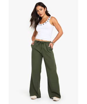 boohoo PETITE.Serving up the same statement styles in scaled down sizes, boohoo Petite is your port of call for perfectly proportioned pieces designed to fit women of 5&rsquo;3&rdquo;/1.60m and under.