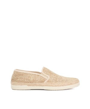 Voeg een vleugje bohemian cool toe aan je casual line-up met Findlayy. Dit silhouet met ronde tenen is afgewerkt met elastiek aan de zijkanten en een geweven rand rond de bovenkant van de zool. Afgewerkt met een gevoerd voetbed voor extra comfort past deze tijdloze stijl perfect bij shorts en chambray shirts.