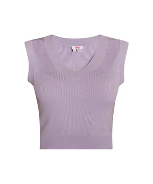 De cropped sweatervesten van myMo zijn perfecte laagpartners, maar begeleiden je ook solo van dag tot avond. Het zachte ribbreisel van een hoogwaardige viscosegarenmix voelt comfortabel aan en wordt stijlvol omlijst door de V-hals en geribde manchetten.  Gebreide vest