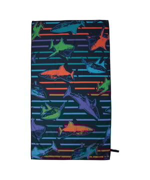 Marke: Mountain Warehouse. Länge: 150 cm. Breite: 85 cm. Design: Rundum bedruckt, Haifisch. Gewebetechnik: Antibakteriell, Leicht, Schnell trocknend. Gewebe: Microfaser.