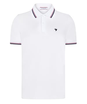Das Felix Hardy Herren-Poloshirt mit kurzen Ärmeln ist ein zeitloses Kleidungsstück, das Komfort und Stil vereint. Aus einem atmungsaktiven, leichten Stoff gefertigt, bietet es hervorragende feuchtigkeitsableitende Eigenschaften, damit Sie den ganzen Tag kühl und trocken bleiben. Der klassische Polokragen und die Knopfleiste verleihen eine gepflegte, aber legere Optik, ideal für verschiedene Anlässe. Die taillierte Passform sorgt für eine moderne Silhouette, während die kurzen Ärmel und die weiche Textur uneingeschränkte Bewegungsfreiheit bieten. Ob für einen entspannten Ausflug oder eine semi-formelle Veranstaltung – dieses Poloshirt ist eine vielseitige Bereicherung für jede Garderobe.