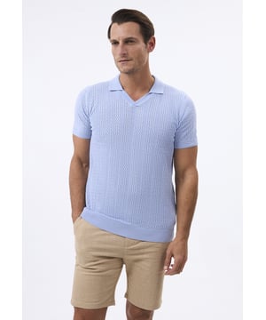 Entdecken Sie den Inbegriff modernen Stils mit der Felix Hardy Polo-T-Shirt-Kollektion. Aus hochwertigen Materialien gefertigt, verkörpert jedes Poloshirt eine Mischung aus Raffinesse und Komfort. Diese Hemden, die als Grundnahrungsmittel in der Garderobe stilvoller Individuen konzipiert sind, bestehen aus hochwertiger Baumwolle und anderen natürlichen Stoffen und sorgen für ganztägigen Komfort. Elegante Details und akribische Handwerkskunst spiegeln Felix Hardys Engagement für Handwerkskunst und Design wider. Geeignet sowohl für den Alltag als auch für besondere Anlässe, verbinden diese Poloshirts mühelos Stil und Komfort. Die Felix Hardy Polo-T-Shirt-Kollektion bietet Optionen, die den Geschmack und die Vorlieben jedes Einzelnen widerspiegeln und seinen einzigartigen Stil zum Ausdruck bringen.