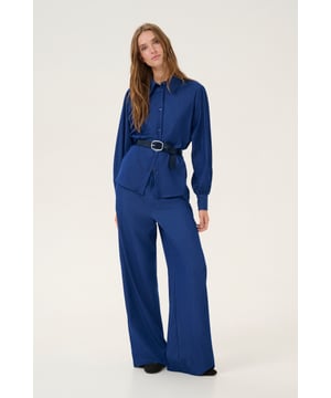 Casual fit,Heup lengte,Lange mouwen  Fijne was 30°, niet bleken, niet in de droger drogen, Druipnat ophangen, koud strijken max. 110° C, Droogreiniging  75% Polyester,20% Viscose,5% Elastaan