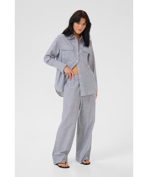 Casual fit,Heup lengte,Lange mouwen  Fijne was 30°, niet bleken, niet in de droger drogen, Druipnat ophangen in de schaduw, koud strijken max. 110° C, Chemisch laten reinigen.  100% Katoen