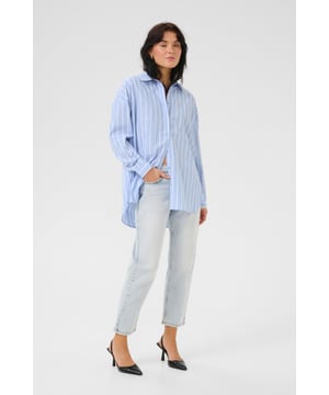 Relaxed fit,Box fit,Taille lengte,Lange mouwen  Fijne was 30°, niet bleken, niet in de droger drogen, Druipnat ophangen in de schaduw, koud strijken max. 110° C, Chemisch laten reinigen.  100% Katoen (Organisch)
