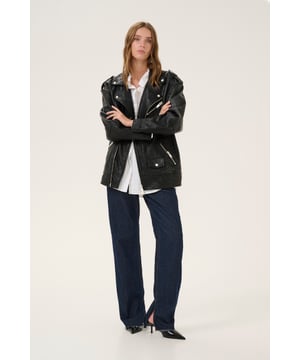 Casual fit,Heup lengte,Lange mouwen  Chemisch laten reinigen, niet bleken, niet in de droger drogen, niet strijken, Chemisch laten reinigen.  100% Lamsleer
