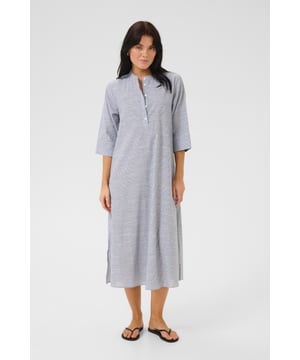 Relaxed fit,Midi lengte,3/4 mouwen  Fijne was 30°, niet bleken, niet in de droger drogen, Druipnat ophangen in de schaduw, koud strijken max. 110° C, Chemisch laten reinigen.  100% Katoen