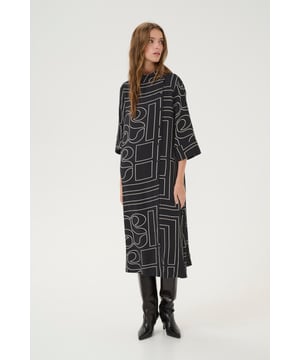 Loose fit,Midi lengte,3/4 mouwen  Fijne was 30°, niet bleken, niet in de droger drogen, Druipnat ophangen in de schaduw, koud strijken max. 110° C, Chemisch laten reinigen.  87% Viscose (LENZING™ ECOVERO™),13% Nylon