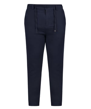Diese Jogginghosen sind moderne, vielseitige Kleidungsstücke, die Komfort und Stil nahtlos vereinen. Ideal für Aktivitäten, die von Trainingseinheiten im Fitnessstudio bis hin zu entspannten Ausflügen reichen, unterstützen unsere Jogginghosen einen aktiven Lebensstil und erfordern dabei minimalen Pflegeaufwand. Sie können maschinell oder von Hand mit milden Waschmitteln gewaschen werden, um ihre Langlebigkeit zu gewährleisten.