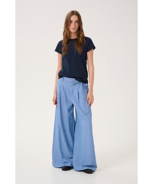 Wide-Leg Damenhosen mit bequemer Passform und elegantem Look. Hoher Bund, Falten und verstellbarer Gürtel bieten Komfort für Büro und Alltag.  Professionelle Reinigung, Nicht bleichen, Nicht im Trockner trocknen, Tropnass aufhängen im Schatten, Kalt bügeln max. 110° C, Professionelle Reinigung.  80% Polyester,16% Viskose,4% Elasthan