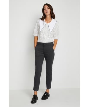 Dames chino broek met regular fit en iets ingekorte pijpen, ideaal voor verschillende gelegenheden. Voorzien van riemlussen en comfortabele tailleband.  Fijne was 30°, niet bleken, niet in de droger drogen, Druipnat ophangen in de schaduw, koud strijken max. 110° C, Droogreiniging  98% Katoen,2% Elastaan