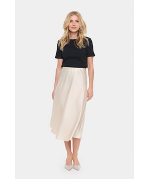 Deze dames satijnen midi-rok combineert een ontspannen pasvorm en soepele silhouet met een elastische tailleband. De midi-lengte maakt de rok geschikt voor zowel dagelijks gebruik als formele gelegenheden.  Fijne was 30°, niet bleken, niet in de droger drogen, Druipnat ophangen in de schaduw, koud strijken max. 110° C, Droogreiniging  97% Polyester,3% Elastaan