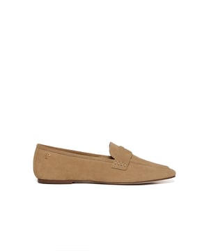 Ob im Büro oder beim legeren Ausgehen, der Mokassin Antonella ist der ideale Schuh für jede Gelegenheit. Das Lederdesign mit mandelförmiger Spitze und Metallic-Detail an der Ferse verleiht ihm Raffinesse, während die gepolsterte Innensohle mit Polo Club-Gravur und die rutschfeste Außenohle für einen bequemen Schritt sorgen. Mit einer Höhe von nur 0,8 cm eignet er sich perfekt für den Alltag. Ein zeitloses Modell, das jedem Look Eleganz verleiht.