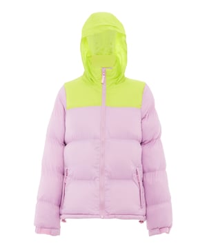 Nu komt kleur in het spel. De gewatteerde pufferjassen van myMo ATHLSR zorgen met hun tweekleurige look voor een winterhighlight. Uitgerust met een capuchon, zijzakken met ritssluiting, verstelbare manchetten en een elastisch trekkoord in de zoom, kan het trendy ontwerp je op een ontspannen manier beschermen tegen lage temperaturen. Het synthetische vulmateriaal isoleert – ook zonder toevoeging van dierlijke producten.  Jas