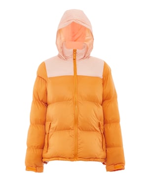 Nu komt kleur in het spel. De gewatteerde pufferjassen van myMo ATHLSR zorgen met hun tweekleurige look voor een winterhighlight. Uitgerust met een capuchon, zijzakken met ritssluiting, verstelbare manchetten en een elastisch trekkoord in de zoom, kan het trendy ontwerp je op een ontspannen manier beschermen tegen lage temperaturen. Het synthetische vulmateriaal isoleert – ook zonder toevoeging van dierlijke producten.  Jas