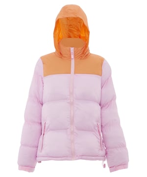 Nu komt kleur in het spel. De gewatteerde pufferjassen van myMo ATHLSR zorgen met hun tweekleurige look voor een winterhighlight. Uitgerust met een capuchon, zijzakken met ritssluiting, verstelbare manchetten en een elastisch trekkoord in de zoom, kan het trendy ontwerp je op een ontspannen manier beschermen tegen lage temperaturen. Het synthetische vulmateriaal isoleert – ook zonder toevoeging van dierlijke producten.  Jas
