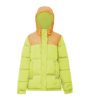 Nu komt kleur in het spel. De gewatteerde pufferjassen van myMo ATHLSR zorgen met hun tweekleurige look voor een winterhighlight. Uitgerust met een capuchon, zijzakken met ritssluiting, verstelbare manchetten en een elastisch trekkoord in de zoom, kan het trendy ontwerp je op een ontspannen manier beschermen tegen lage temperaturen. Het synthetische vulmateriaal isoleert – ook zonder toevoeging van dierlijke producten.  Jas