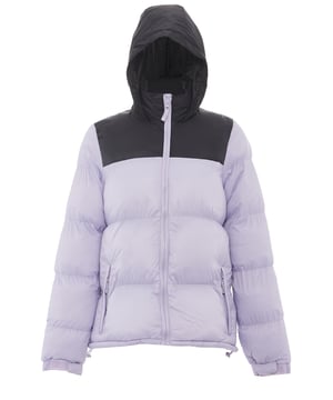 Nu komt kleur in het spel. De gewatteerde pufferjassen van myMo ATHLSR zorgen met hun tweekleurige look voor een winterhighlight. Uitgerust met een capuchon, zijzakken met ritssluiting, verstelbare manchetten en een elastisch trekkoord in de zoom, kan het trendy ontwerp je op een ontspannen manier beschermen tegen lage temperaturen. Het synthetische vulmateriaal isoleert – ook zonder toevoeging van dierlijke producten.  Jas