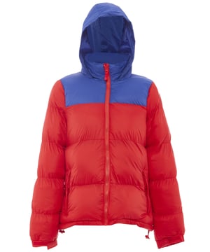Nu komt kleur in het spel. De gewatteerde pufferjassen van myMo ATHLSR zorgen met hun tweekleurige look voor een winterhighlight. Uitgerust met een capuchon, zijzakken met ritssluiting, verstelbare manchetten en een elastisch trekkoord in de zoom, kan het trendy ontwerp je op een ontspannen manier beschermen tegen lage temperaturen. Het synthetische vulmateriaal isoleert – ook zonder toevoeging van dierlijke producten.  Jas