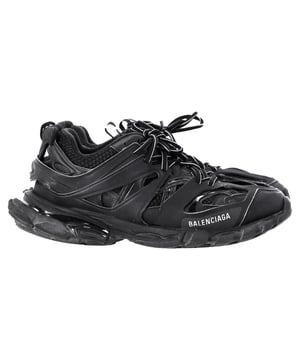 Empfohlener Verkaufspreis
Treten Sie mit der innovativen und gefeierten Silhouette der Balenciaga Track Sneakers aus schwarzem Polyurethan in die Zukunft. Diese avantgardistischen Sneakers präsentieren eine Kombination aus Kunstleder und Mesh-Einsätzen und bieten sowohl Atmungsaktivität als auch Strapazierfähigkeit. Das auf die Zehenpartie gestickte Zahlen-Größendetail verleiht eine einzigartige Note, während die Track-Prägung an der Ferse und die BB-Prägung auf der Außensohle den unverkennbaren Stil der Marke unterstreichen. Das gedruckte Logo auf der Außenseite und das geprägte Logo auf der Zunge vervollständigen das elegante Design, während die doppelten Schnürsenkel in gewohnter Ausrüstungsmanier und die Anziehlaschen für einen sicheren und bequemen Sitz sorgen. Das dynamische Sohlendesign verfügt über eine vergrößerte Rückseite für maximalen Komfort und macht diese Balenciaga-Sneaker zu einem Must-have für alle, die sowohl Mode als auch Funktionalität schätzen.

Balenciaga Track Sneakers aus schwarzem Polyurethan
Zustand: Sehr gut
Gebrauchsspuren: Keine sichtbaren Gebrauchsspuren. Keine Flecken auf der Innensohle., Leicht gebraucht, aber sehr gut erhalten. Kleine Flecken an den Sohlen und Knickspuren, leichte Abnutzungsspuren an den Sohlen und Absätzen.
Verpackung: Keine
Farbe: schwarz
Material: Polyurethan
Größe: EU | 43/UK9/US10
Maße: Absatzhöhe: 50; Innensohlenlänge: 280
SKU: BAPUFRSH457335M