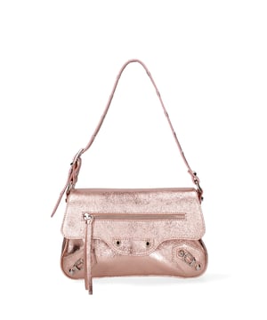 Bolso bandolera para mujer. El cierre es con botón magnético. Los bolsillos internos son uno con cremallera. Los bolsillos externos son uno delantero con cremallera y otro trasero con cremallera. La bandolera es ajustable y extraíble en piel. El mango es de cuero. Hay un compartimento interno. El material exterior es piel auténtica laminada. Internamente está forrado en tejido 70% algodón - 30% seda. Medidas: 28x15x5 cm. Hecho en Italia