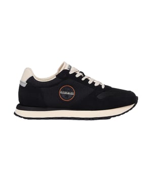 Der Nova-Sneaker von Napapijri ist eine Hommage an das goldene Zeitalter des Laufsports. Mit seinem vom Vintage-Look inspirierten Design bringt er Retro-Charme in deinen Alltag. Die atmungsaktive Konstruktion sorgt für ein frisches Tragegefühl – Schritt für Schritt. Ein kultiger, gummierter Napapijri-Patch an der Seite verleiht dem Schuh einen markanten Charakter. Kontrastfarbene Details setzen stilvolle Akzente. Die robuste Gummisohle garantiert Halt auf jedem Untergrund. Dank Schnürung lässt sich der Schuh individuell anpassen. Gefertigt aus hochwertigen Materialien bietet der Nova maximalen Komfort für jeden Tag.