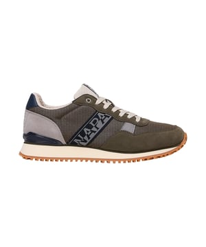 Der Cosmos-Sneaker von Napapijri vereint Vintage-Charme mit modernem Komfort. Mit klaren Linien und raffinierten Farbkombinationen bringt er frischen Wind in deinen Alltag. Die atmungsaktive Verarbeitung sorgt für ein angenehmes Fußklima – auch bei langen Tagen. Kontrastierende Details und markante Label-Elemente setzen modische Akzente. Dank Schnürung sitzt der Schuh perfekt am Fuß. Ein integrierter Fersenstabilisator bietet zusätzliche Unterstützung. Die leichte, mikroporöse Gummisohle garantiert Flexibilität und guten Halt. Hergestellt aus hochwertigen Materialien steht Cosmos für Qualität und Langlebigkeit.