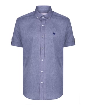 Das Felix Hardy Herren Basic-Hemd – ein zeitloses Essential für jede Garderobe. Gefertigt aus hochwertigem, atmungsaktivem Stoff bietet dieses Hemd ultimativen Komfort und einen gepflegten Look. Dank seines schlichten, minimalistischen Designs mit klassischem Kragen und durchgehender Knopfleiste ist es sowohl für legere als auch formelle Anlässe vielseitig einsetzbar. Die taillierte Passform sorgt für eine elegante Silhouette, während das leichte Material ganztägigen Tragekomfort gewährleistet. Ob lässig mit Jeans oder elegant mit Stoffhosen kombiniert – dieses Basic-Hemd ist die perfekte Grundlage für mühelosen Stil.