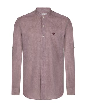 Das Felix Hardy Herren Basic-Hemd – ein zeitloses Essential für jede Garderobe. Gefertigt aus hochwertigem, atmungsaktivem Stoff bietet dieses Hemd ultimativen Komfort und einen gepflegten Look. Dank seines schlichten, minimalistischen Designs mit klassischem Kragen und durchgehender Knopfleiste ist es sowohl für legere als auch formelle Anlässe vielseitig einsetzbar. Die taillierte Passform sorgt für eine elegante Silhouette, während das leichte Material ganztägigen Tragekomfort gewährleistet. Ob lässig mit Jeans oder elegant mit Stoffhosen kombiniert – dieses Basic-Hemd ist die perfekte Grundlage für mühelosen Stil.